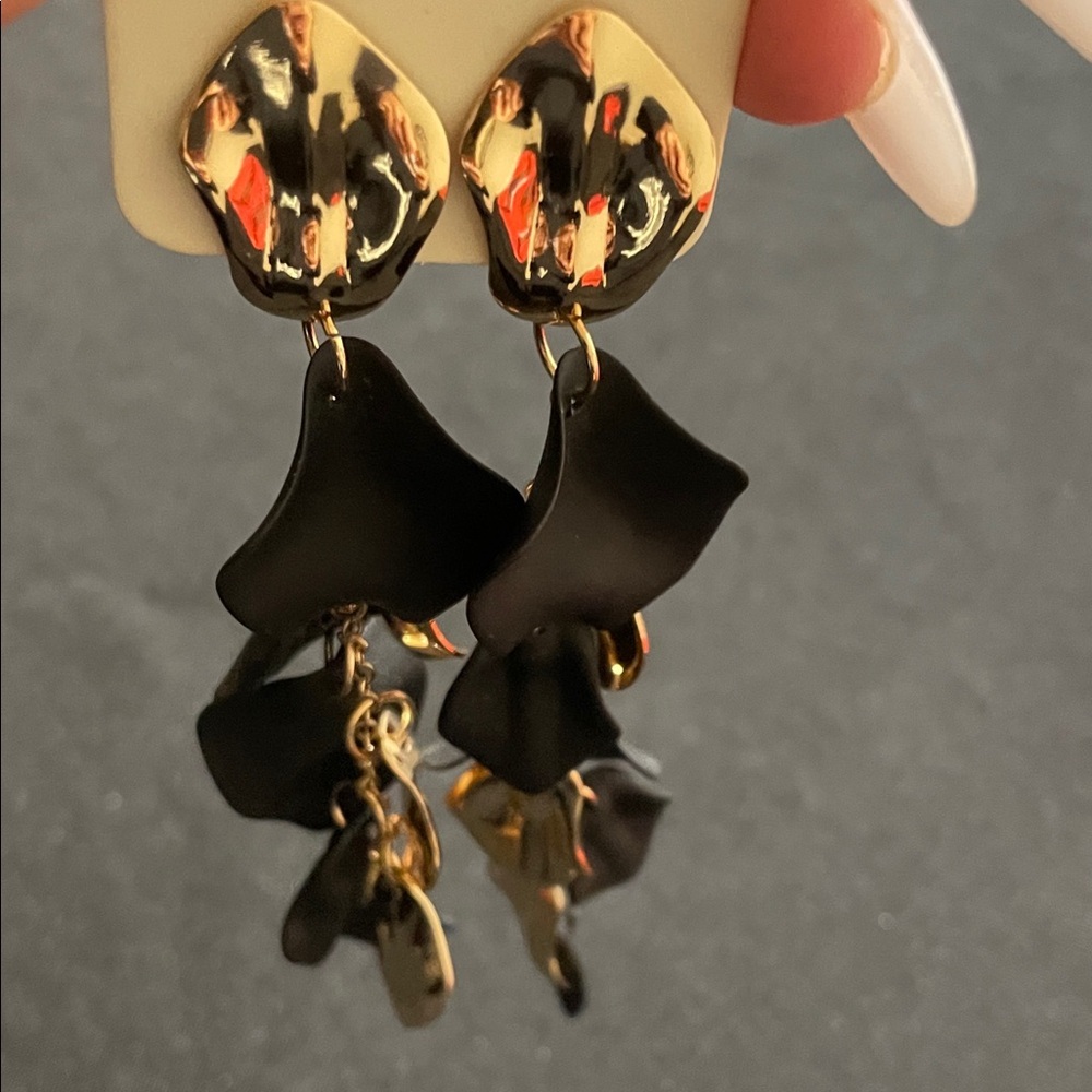 Lovisa Black and Gold Floral Dangle Earrings - Picture 4 of 4